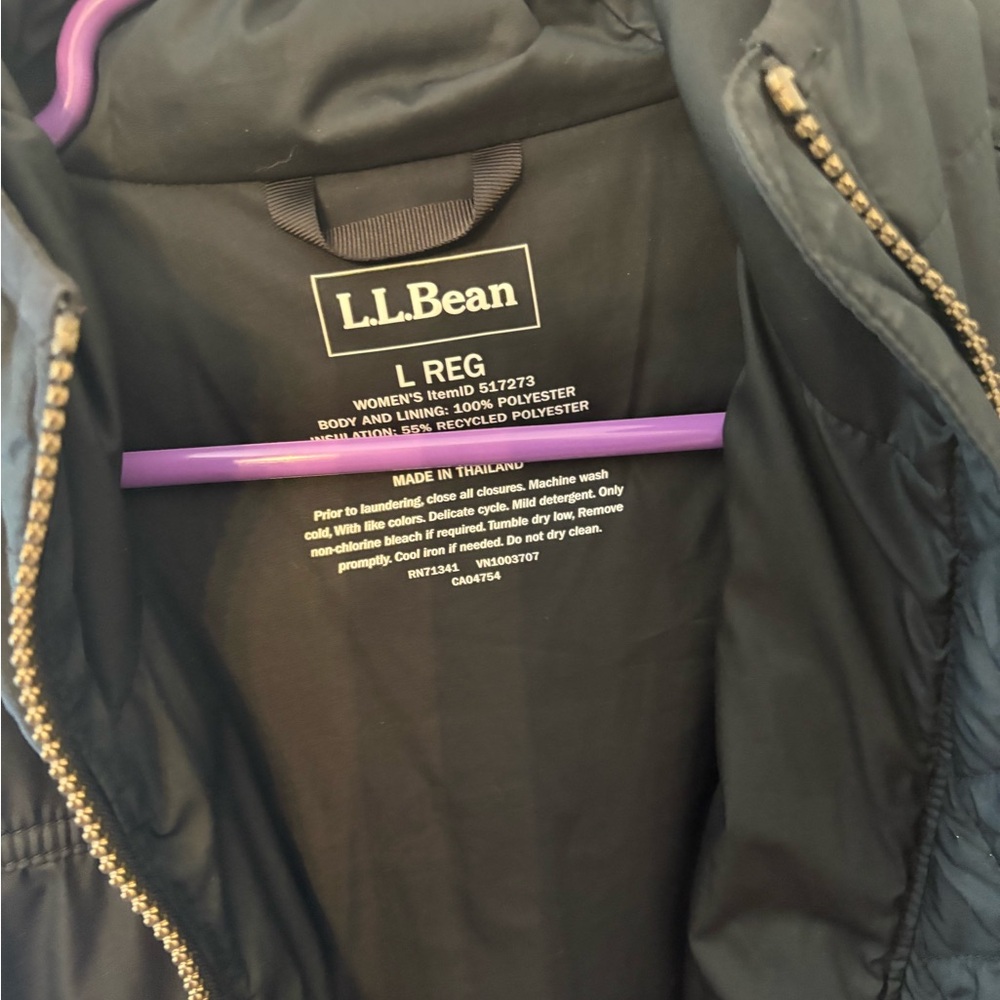 L.L. Bean Women’s Mountain Classic Puffer Hooded Jacket - Picture 2 of 4